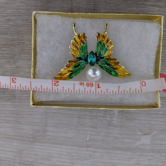 Yellow Green Butterfly Pearl Brooch - Picture 4 of 6